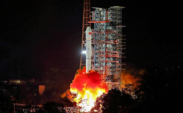 China lanza la primera nave para explorar la cara oculta de la Luna