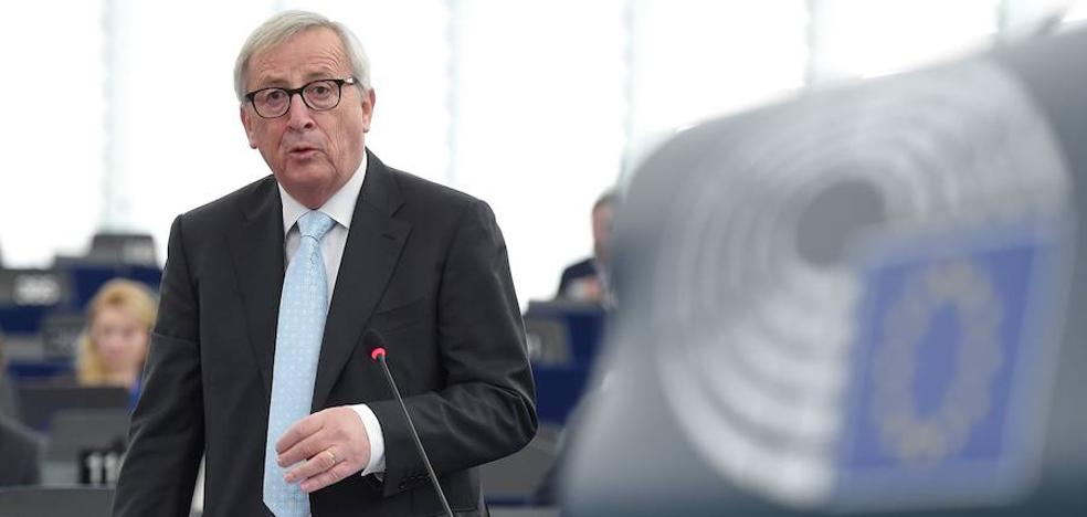 Juncker advierte a May de que «no hay espacio para renegociar el acuerdo del 'Brexit'»