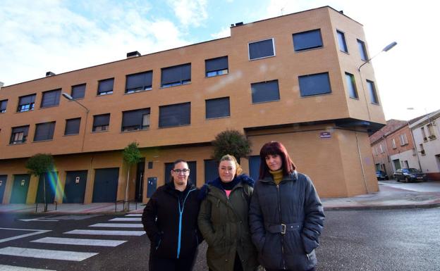 Nueve familias de Villamediana evitan el desahucio alquilando las viviendas a la Sareb