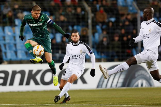 Primeros a pesar del empate