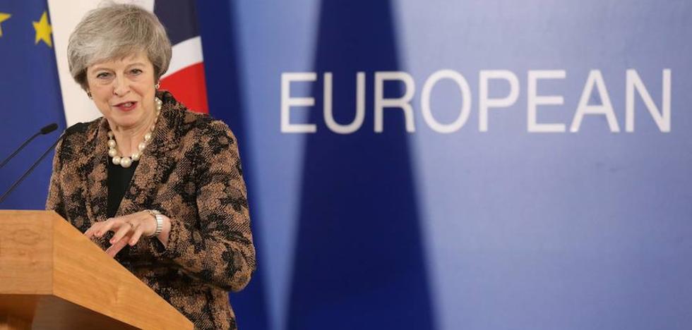 May continúa con la venda del 'brexit'