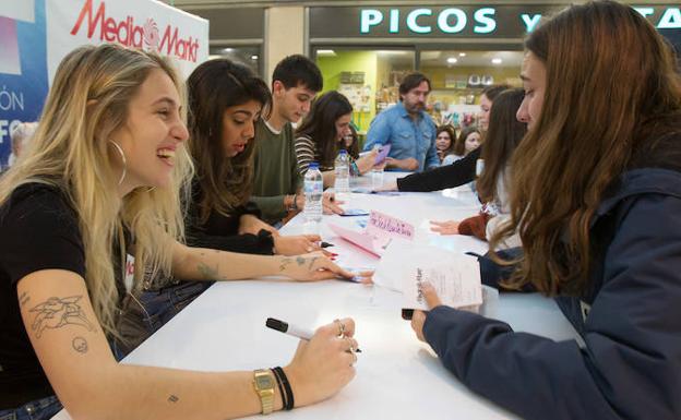 Más de 2.000 personas acuden a la firma de discos de Operación Triunfo