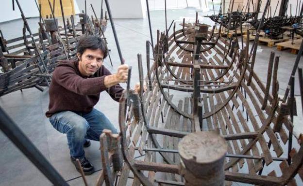 Mascaró reflexiona en el Würth sobre el paso del tiempo con el armazón de 26 barcos