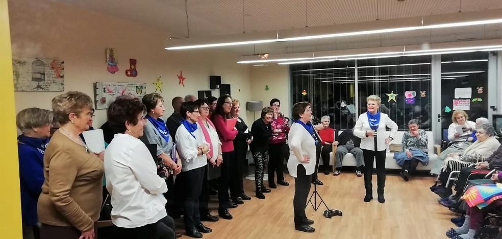 La coral de mayores cantó en la Residencia