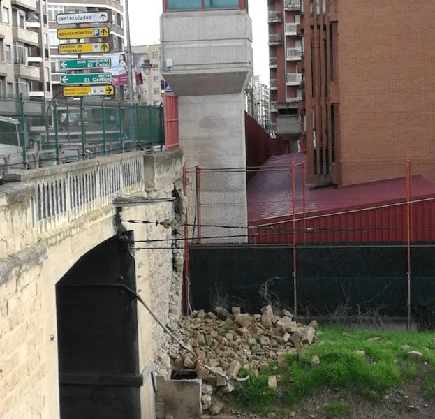 Derrumbe parcial de un muro sobre la trinchera del tren junto a Avenida de Burgos