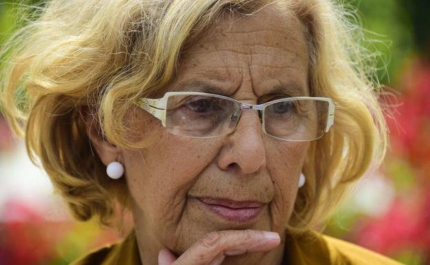 Carmena se vuelve a caer en su casa y tendrá que guardar reposo tras romperse el tobillo