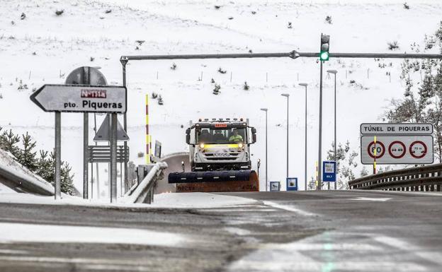 La Rioja y Castilla y León se coordinan para evitar vehículos atrapados por la nieve