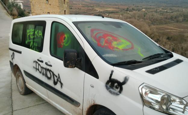 Coches pintados y macetas en el suelo: actos vandálicos en Briones