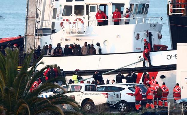 El buque 'Open Arms' llega a Algeciras con más de 300 inmigrantes, casi la mitad menores