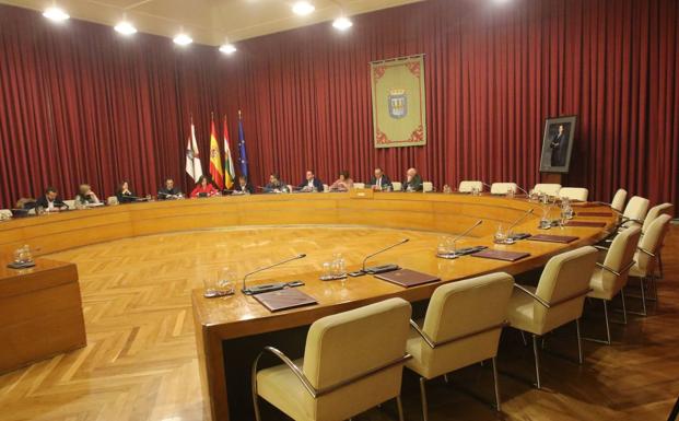 Enzarzados por la urgencia del pleno