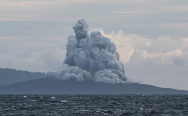 El volcán indonesio Anak Krakatoa pierde dos terceras partes de su altura