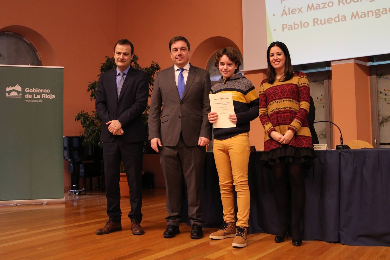 77 estudiantes reciben premios por sus calificaciones