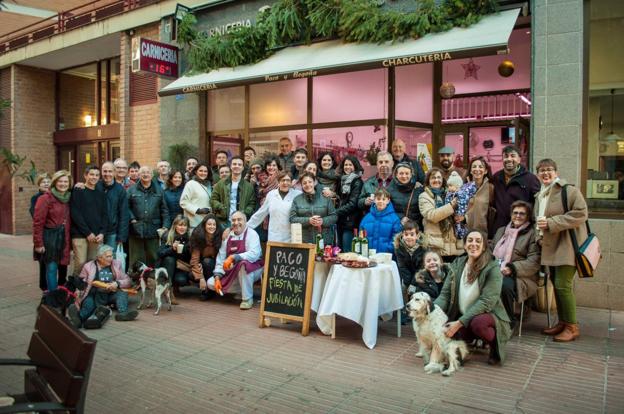 Paco y Begoña festejaron su jubilación con amigos, clientes y familiares el pasado 31 de diciembre del 2018. :: LAURA PEÃA Ibáñez/