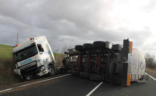 Reabierta al tráfico la N-232 en Fonzaleche tras el vuelco de un camión cisterna