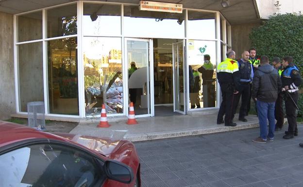 Un hombre estrella su coche contra la puerta de los estudios de TV3