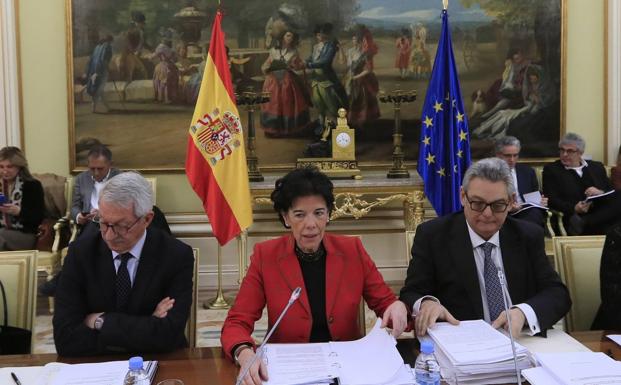 Los consejeros de PP y PSOE rechazan el plan de Vox de devolver las competencias en Educación al Estado