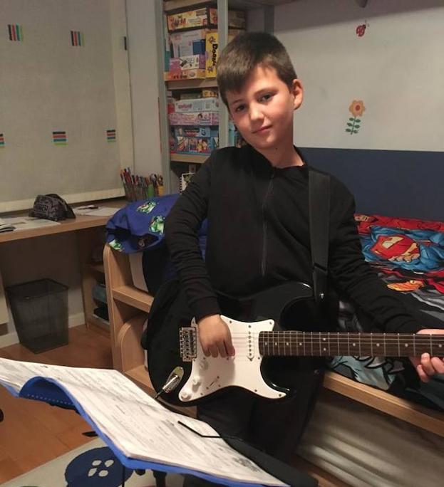 Lucas quiere tocar su guitarra