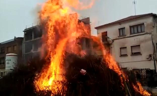 Rincón de Soto celebra sus hogueras de San Antón