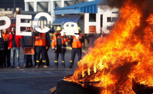 Alcoa aplaza a julio sus despidos masivos en Avilés y La Coruña