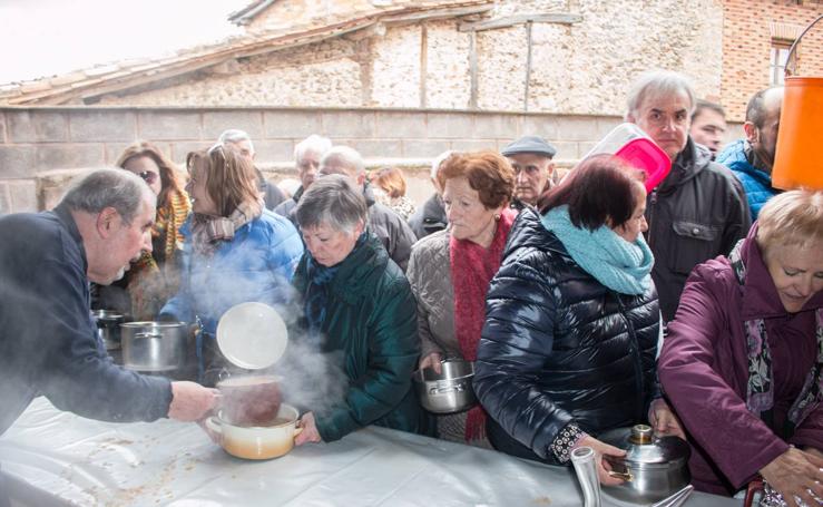 Ojacastro dio 2.000 raciones de las 'habas de San Antón'