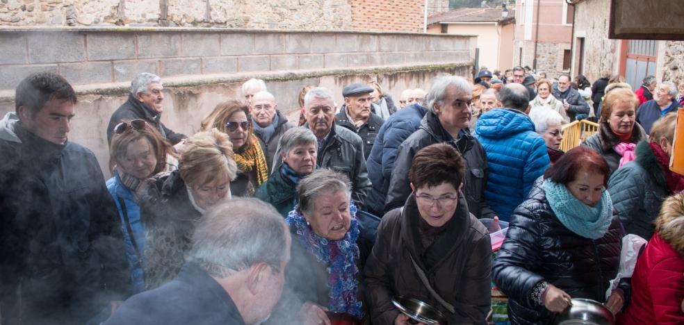 Ojacastro dio 2.000 raciones de las 'habas de San Antón'