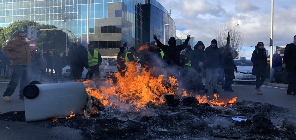 Los taxistas de Madrid acuerdan seguir indefinidamente con la huelga