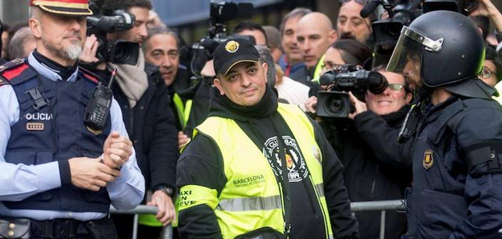 Tito Álvarez baja la bandera al frente de los taxistas de Barcelona