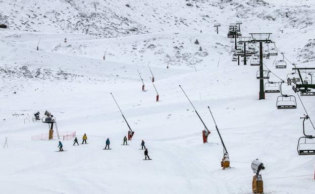 Niebla y nieve húmeda en las trece pistas abiertas en Valdezcaray