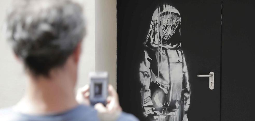 Roban el homenaje de Banksy a las víctimas de Bataclan