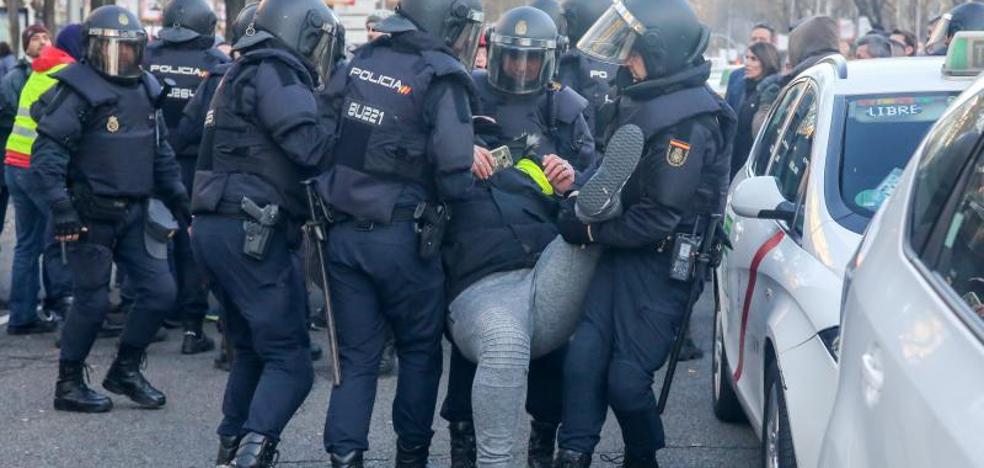 Miles de taxistas desplazan su protesta en Madrid hacia un acto del PP