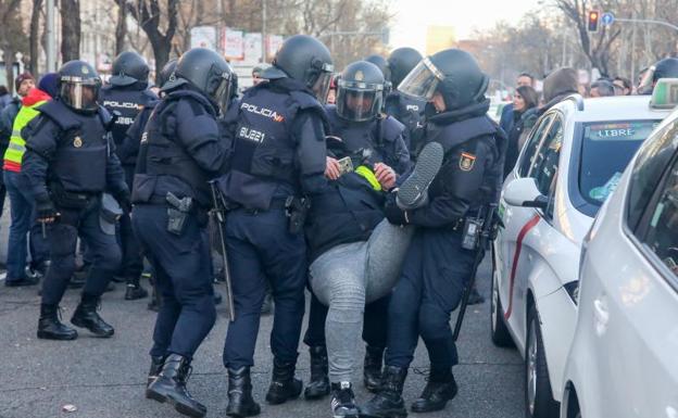 Miles de taxistas desplazan su protesta en Madrid hacia un acto del PP