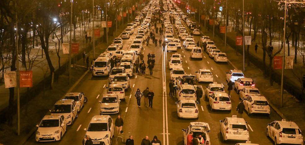 La huelga del Taxi de Madrid se radicaliza tras una semana sin avances