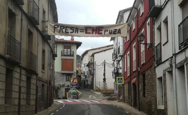 Pancartas vecinales contra la presa de Enciso