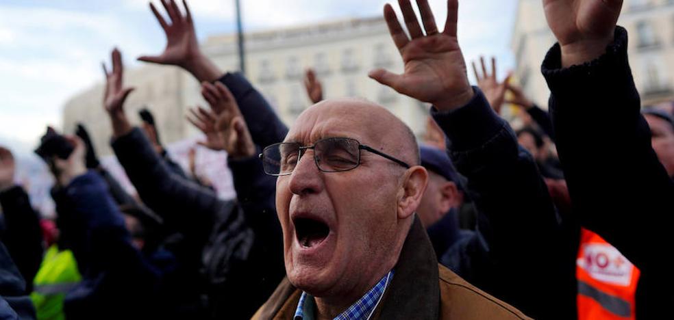 La huelga de Madrid deriva en un debate nacional sobre la regulación del taxi