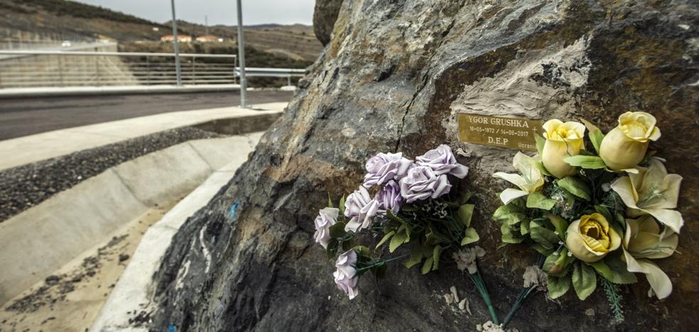 Flores y una placa por el encofrador fallecido