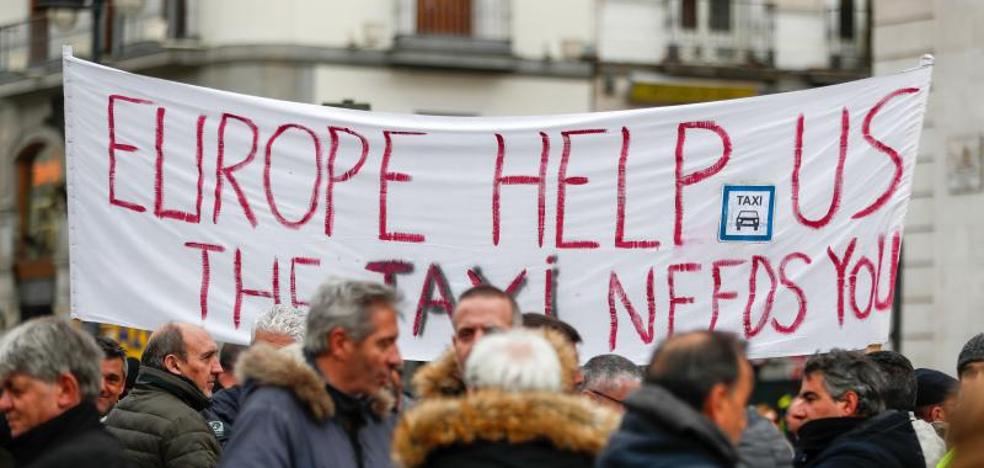 Los taxistas presentan una demanda multimillonaria contra Uber y Cabify