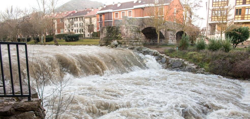 La intensa lluvia en la sierra y el deshielo por el viento causan la crecida del Oja