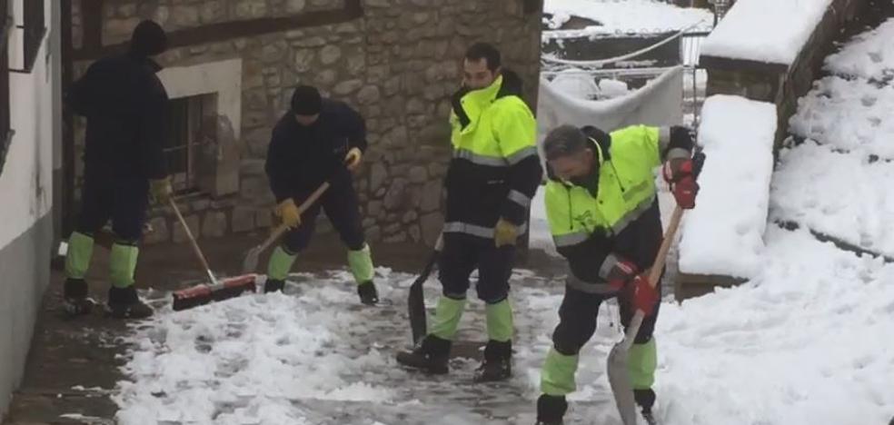 Bomberos forestales limpian las calles de Villoslada