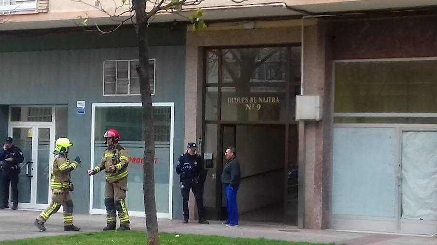 Herido un joven de 15 años por inhalación de humo en el incendio de Duques de Nájera