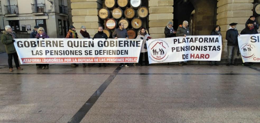 Reunión de pensionistas en la plaza de la Paz