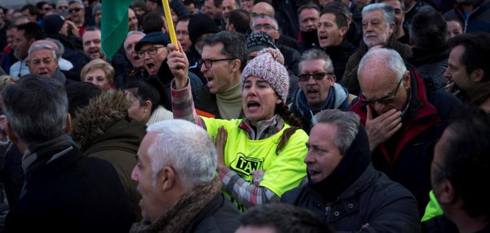 El taxi de Madrid tira la toalla y pone fin a la huelga sin haber conseguido nada