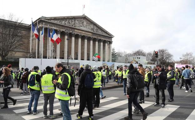 Un manifestante pierde una mano durante una protesta en París de los «chalecos amarillos»