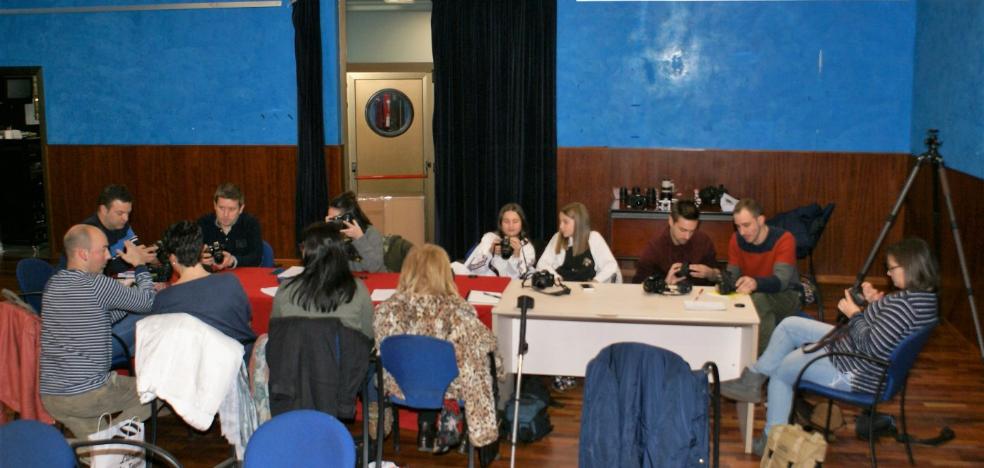 Trece alumnos, en el curso de fotografía