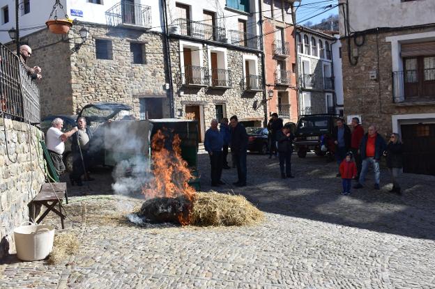 San Román rememora en sus calles la tradición de la matanza del cerdo