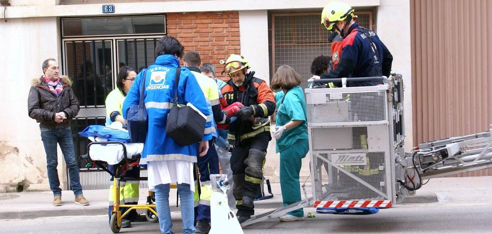 Un niño de dos años cae desde un quinto piso al tejado de un tercero en Nájera