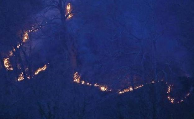 Medio centenar de incendios abrasan Cantabria