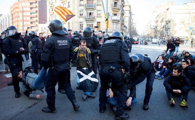 El soberanismo mantiene el pulso en la calle pero no logra paralizar Cataluña con la huelga