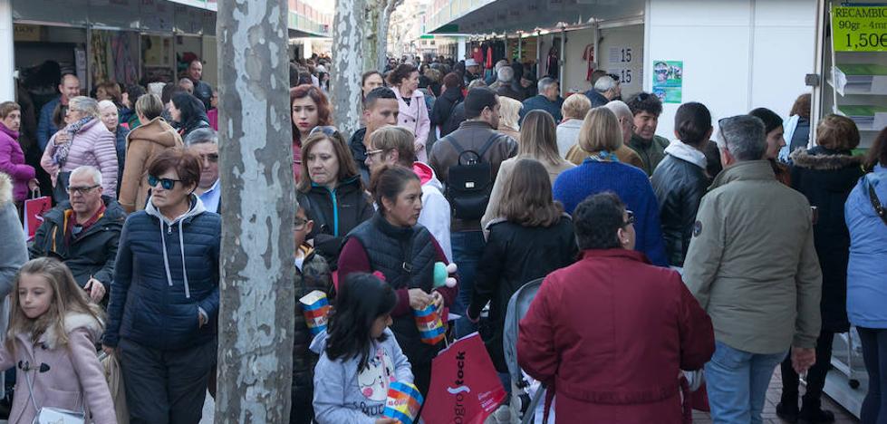 Logrostock llena en un día de primavera y carnaval