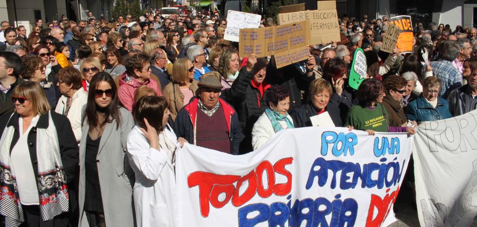 Cerca de un millar de personas apoyan la concentración de profesionales sanitarios en Arnedo