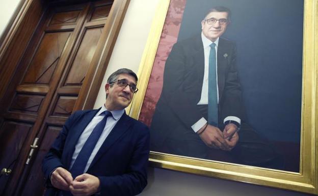 Patxi López recuerda con su retrato en el Congreso a las víctimas del terrorismo